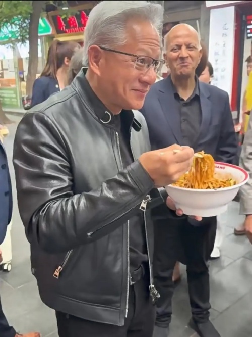 黄仁勋在北京吃炸酱面、喝蜜雪冰城，网友称赞他真实、没架子