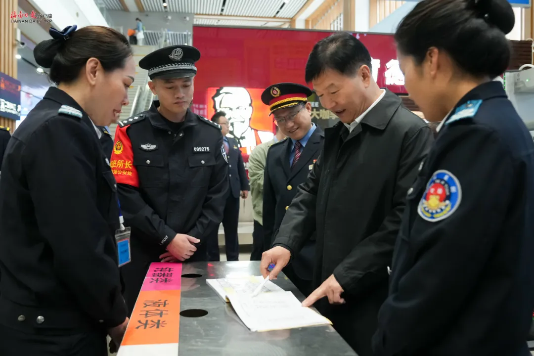 刘小明在三亚看望慰问一线工作人员并调研检查春运安全和春节旅游消费、保供稳价情况