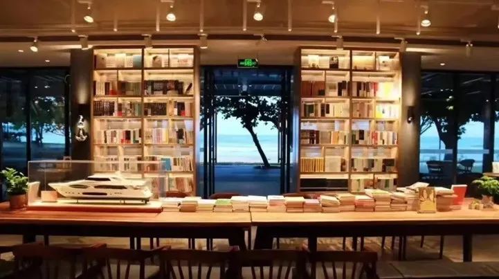 躺进万宁的“书适圈”，在字里行间纳凉