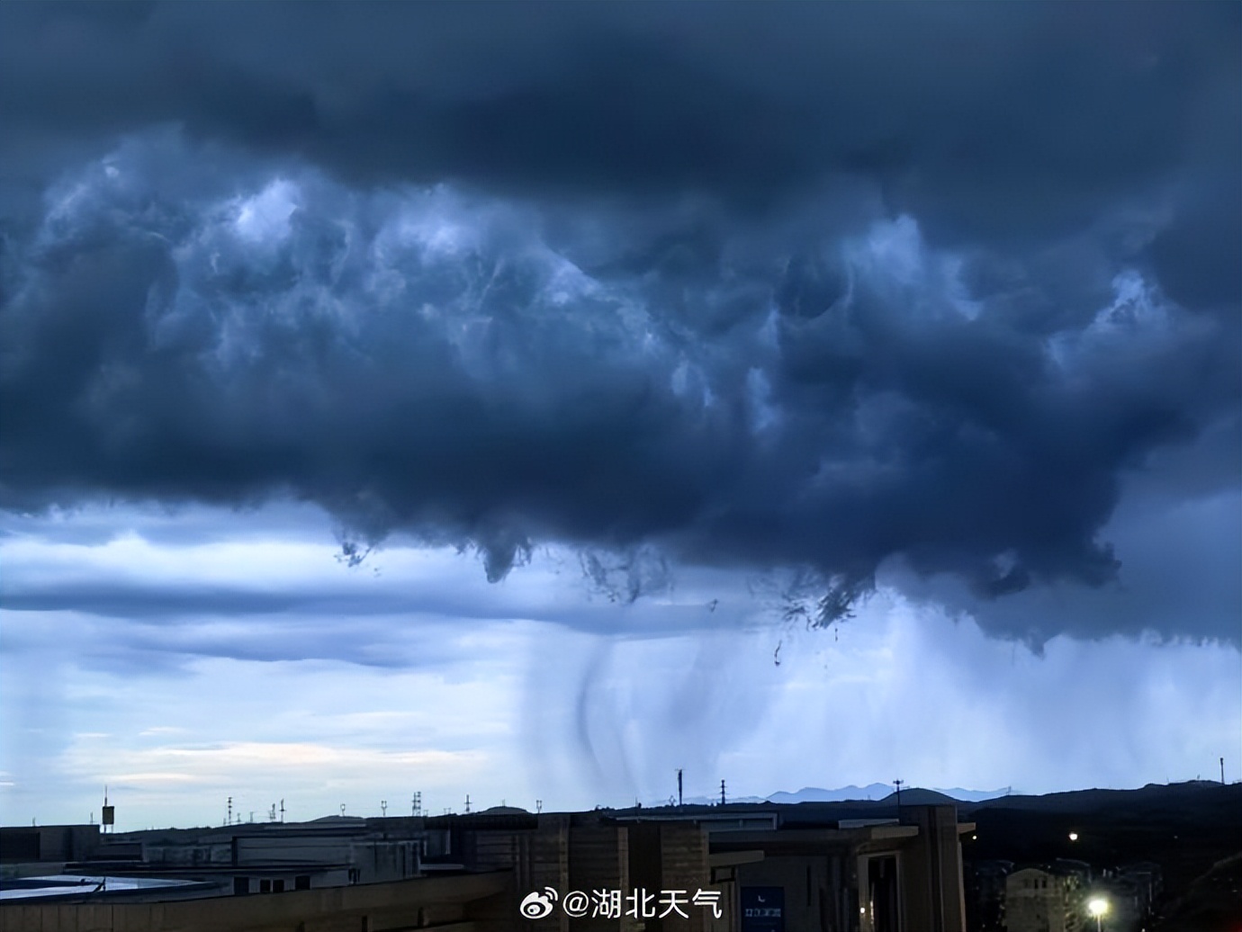 乌云下，挂“瀑布”！武汉上演少见的“雨幡”奇观！