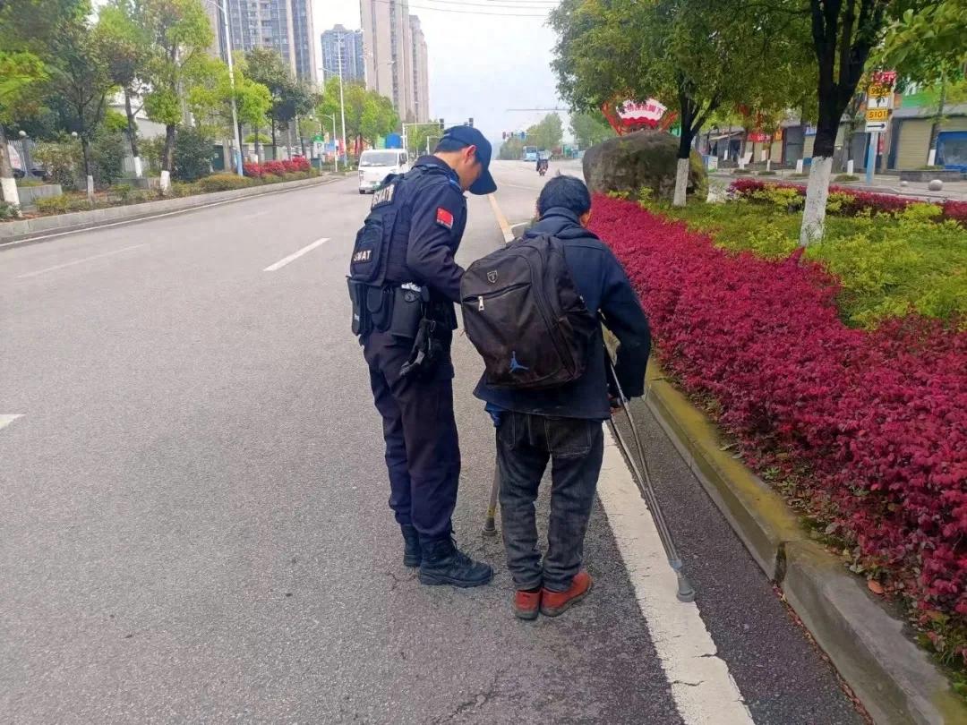 暖心警事三连拍：这一背、一抬、一蹲，都是守护的温度！