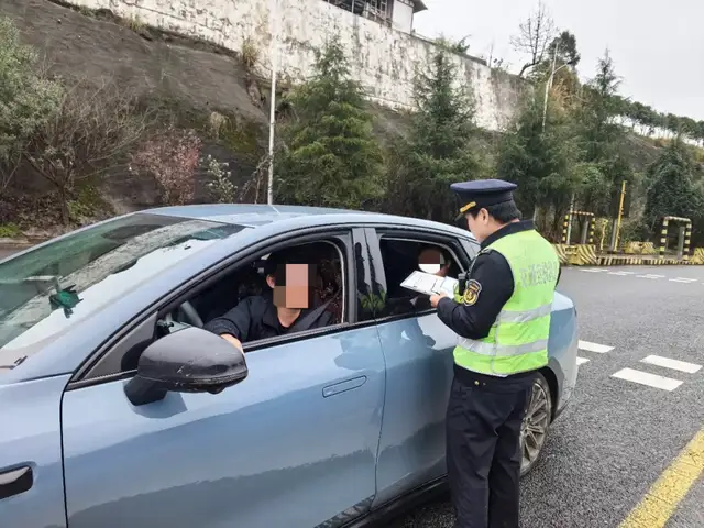 两名双证网约车司机 未通过平台接单被罚