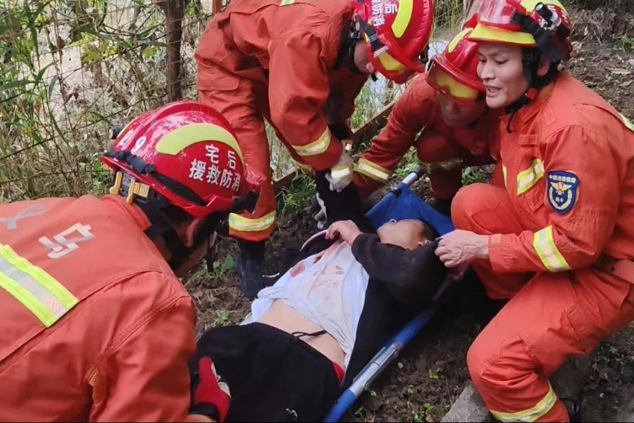贵州仁怀：男子酒后跌入电梯井 消防紧急“凿墙”救援