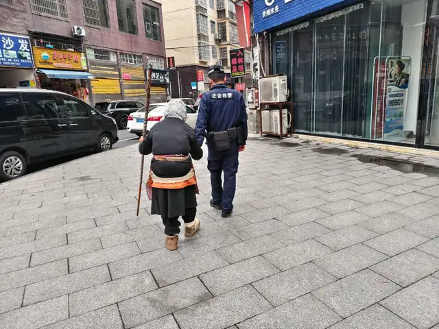 别怕！我牵着你，我就是你的眼！