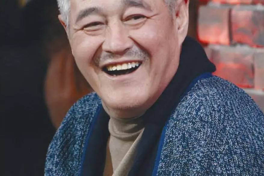 69岁赵本山被女儿爆料不复出，三亚遛鸟下厨，活成普通“老大爷”