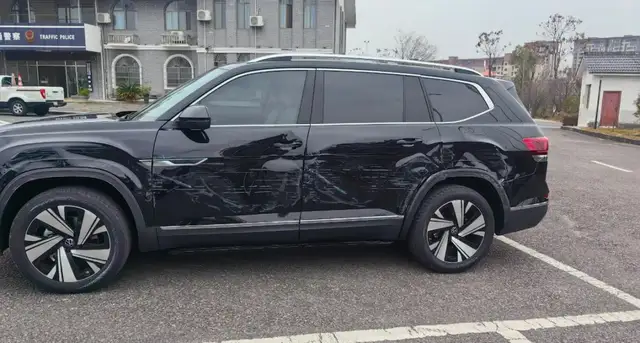 低头一秒，新车“破相”！分心驾驶又肇祸，专注驾驶才安全
