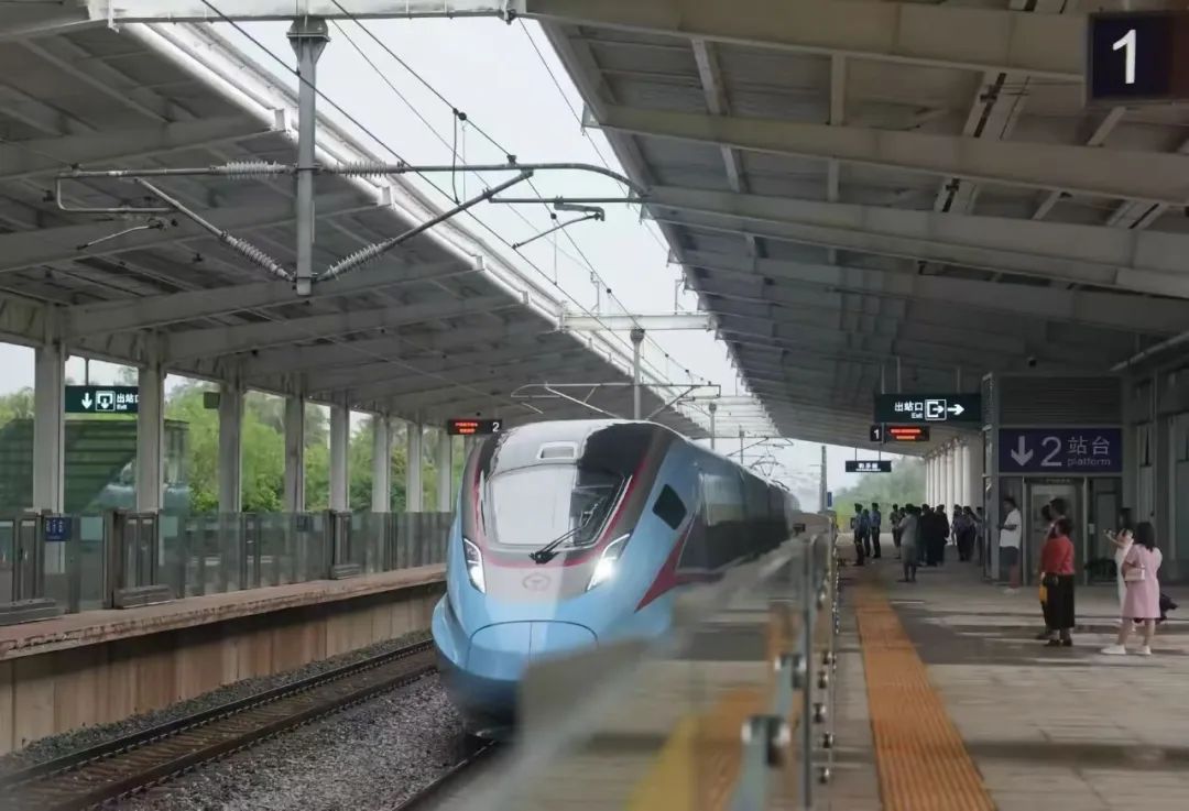 万宁和乐高铁站开通有感：高铁承载着乡情和远方
