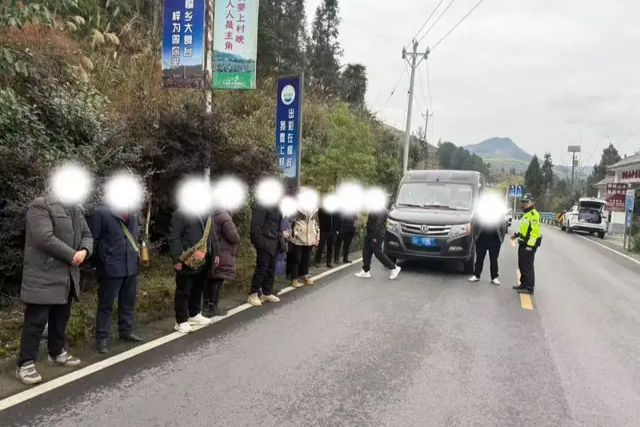 9座车硬塞13人？别让超员“挤”走安全！