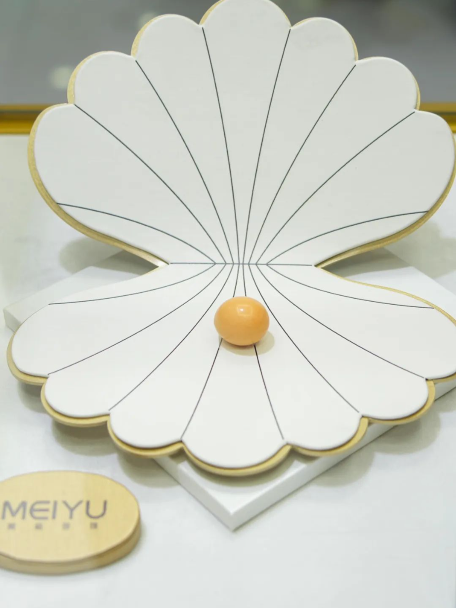 沉香精品、黎锦藏品……“海南宝贝”惊艳亮相消博会！