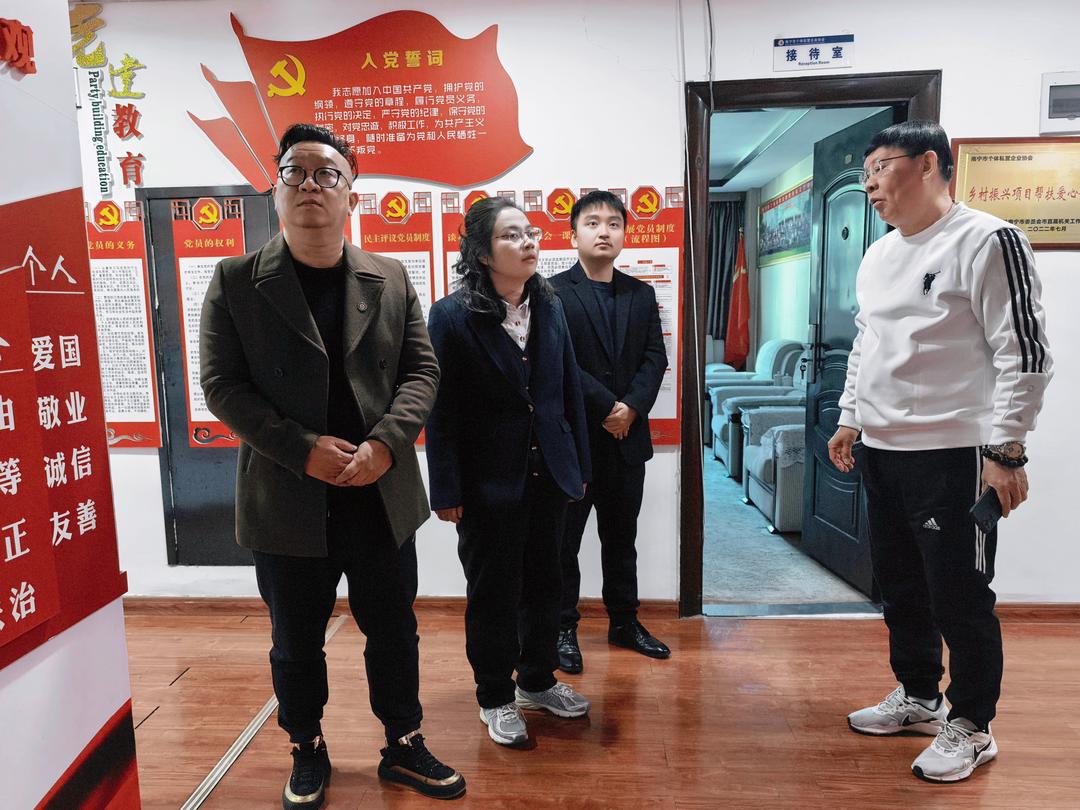 跨域赋能促发展 携手共创新格局——共工新闻社黄伟健主任一行到访南宁市个体私营企业协会深度交流