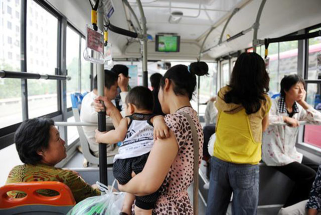 “老人免费乘车”引不满？一个新建议来了，以后也要刷卡付费了？