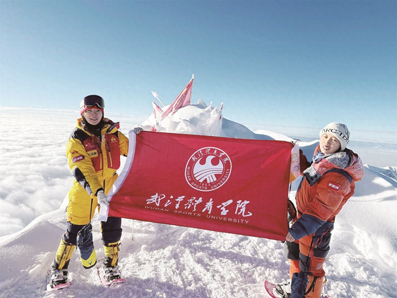 武汉女生登顶7546米“冰川之父”