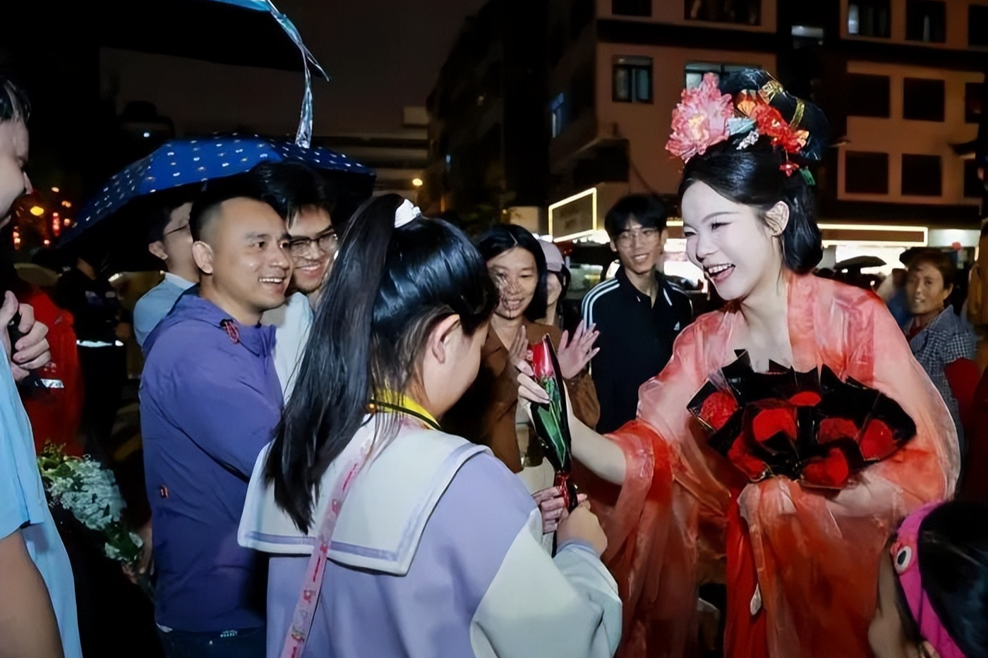 过火海、人机共舞、换花……海南元宵真会玩