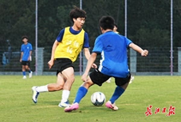“汉超”热身赛，天然草坪场地踢球更舒适