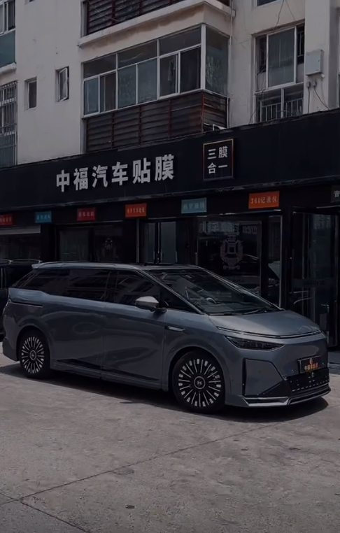 昆明中福汽车贴膜｜小鹏 X9 专属 BSKT 运动包围改装颜值气场拉满