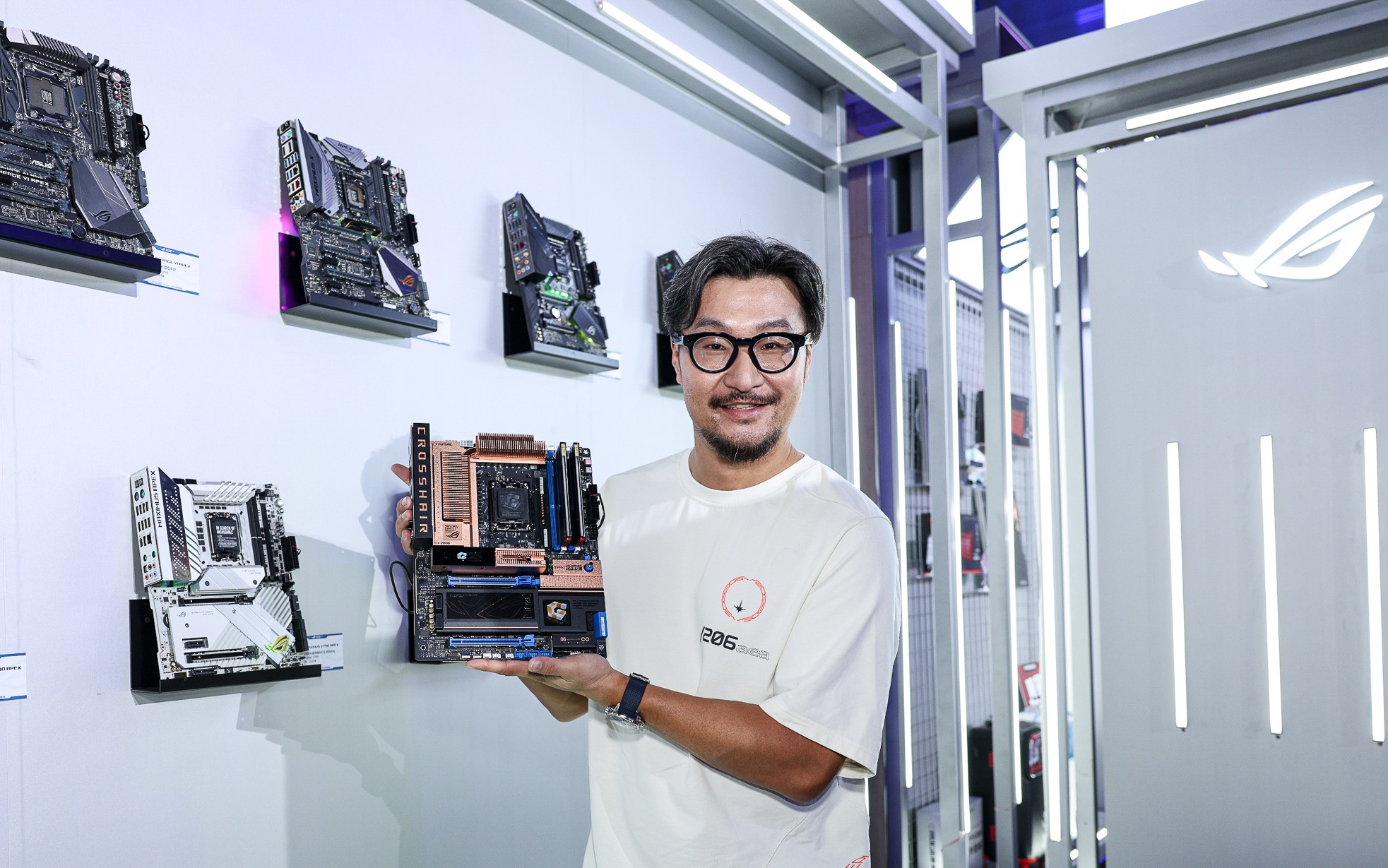 致敬经典 ROG CROSSHAIR 2006复刻版主板闪耀ROG DAY