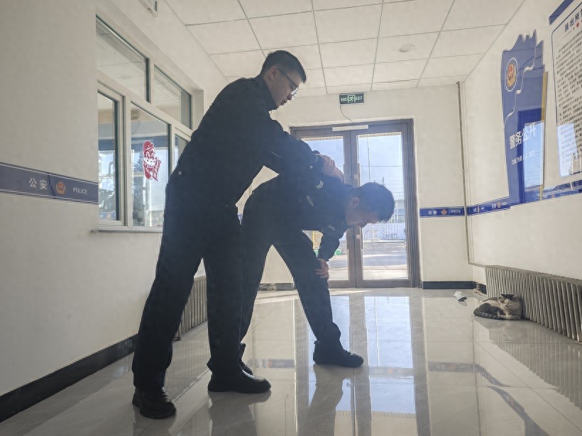 锡林铁警组织学习防阻职袭警三十式