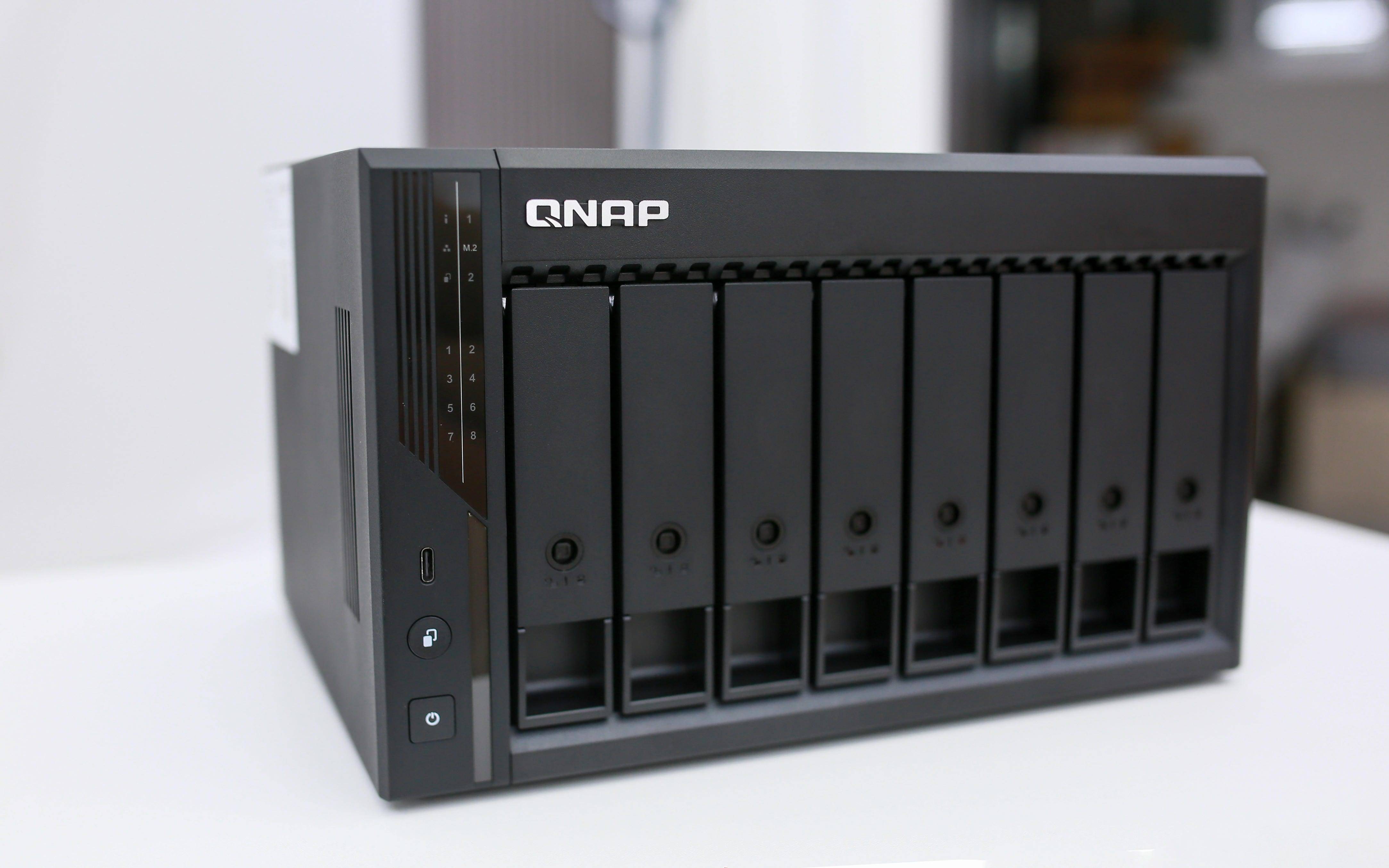 真正的家用NAS终结者！8盘位+ZFS+双M.2缓存，威联通Qu805NAS测评