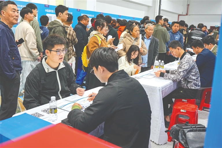 海南代表委员围绕教育、医疗、就业等话题建言献策
