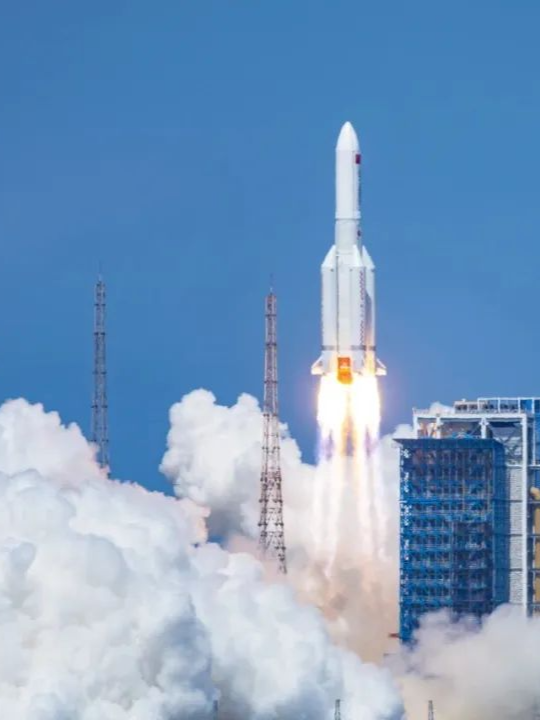 我国成功发射卫星互联网低轨08组卫星 万人见证航天荣耀时刻