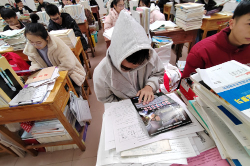 反诈课堂进校园，守护青春“钱袋子”