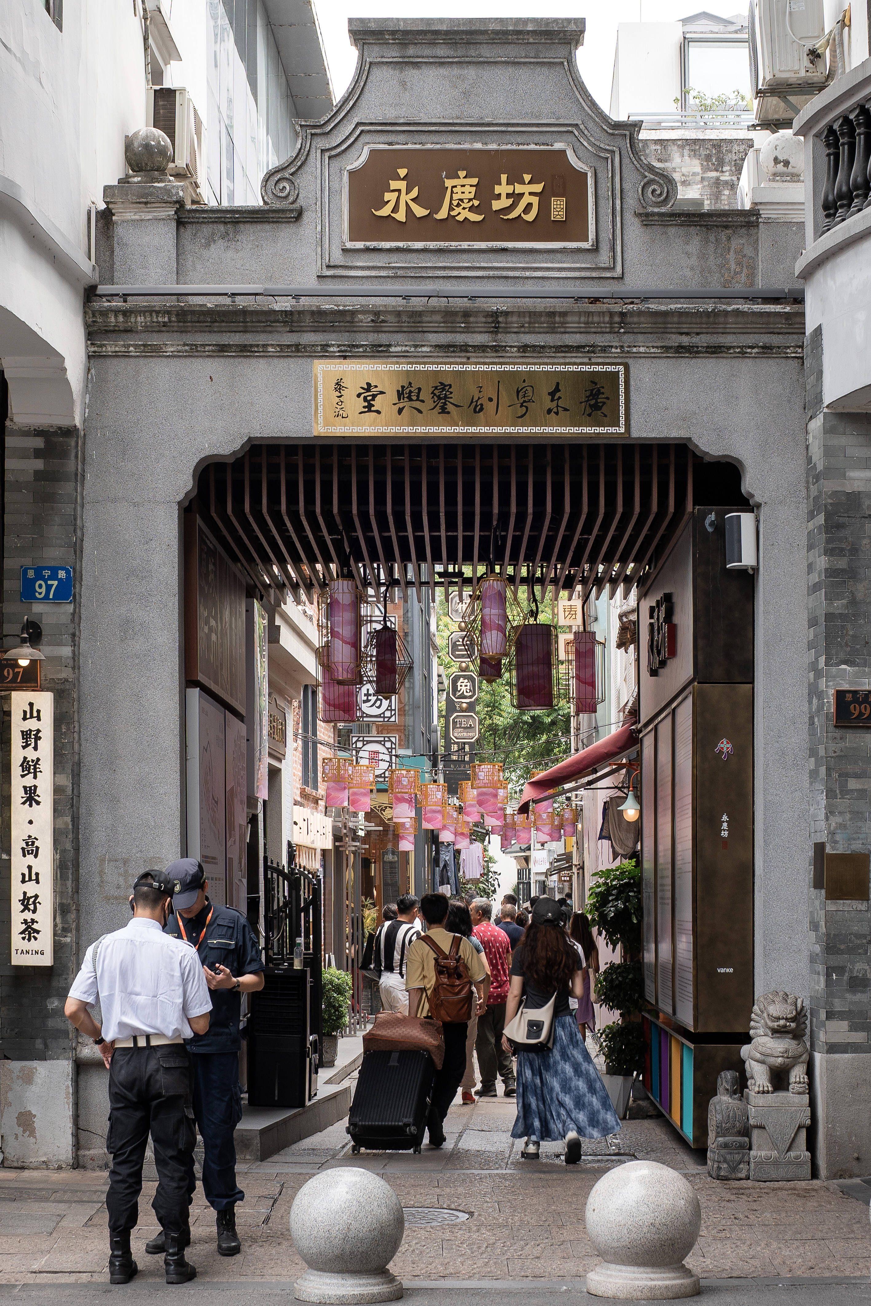 探秘广州永庆坊，百年麻石街巷骑楼，暗藏七十二家房客同款粤剧秘境