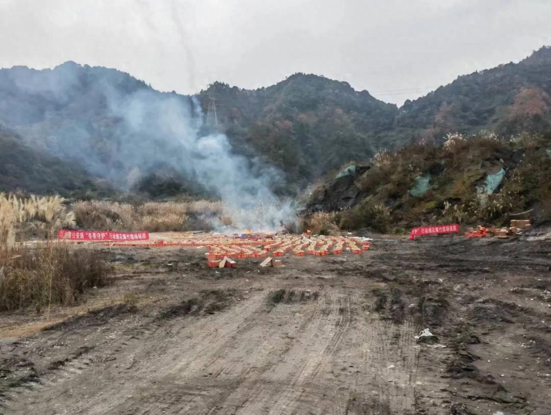 习水县公安局联合多部门集中销毁3600件非法烟花爆竹