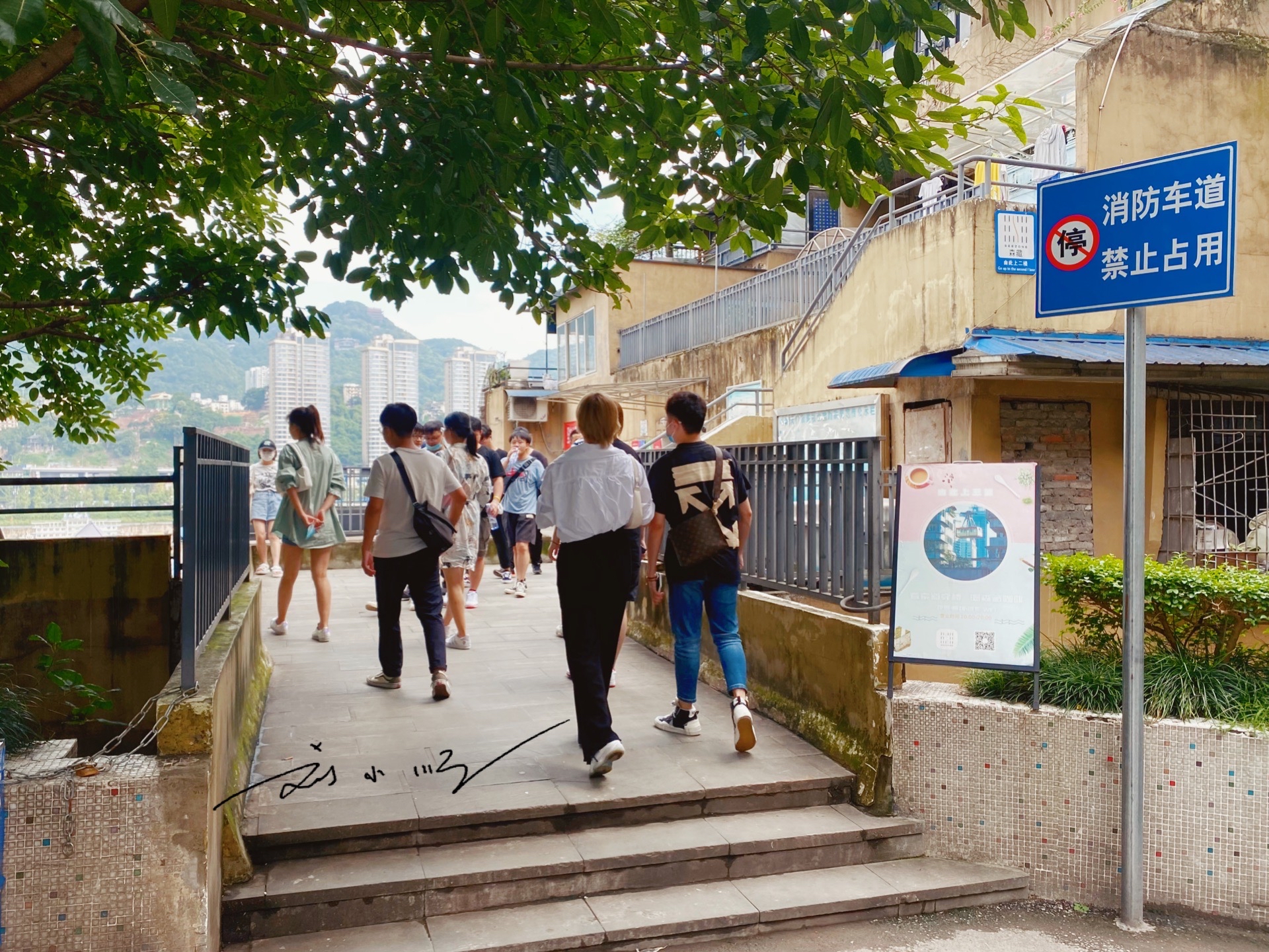 重庆一栋“奇楼”走红网络，高达24层却没有电梯，游客：爬到腿酸