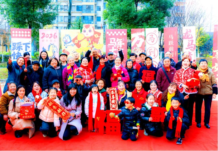 成都天回镇街道长胜社区：邻里共拍团圆照 喜迎祥和中国年
