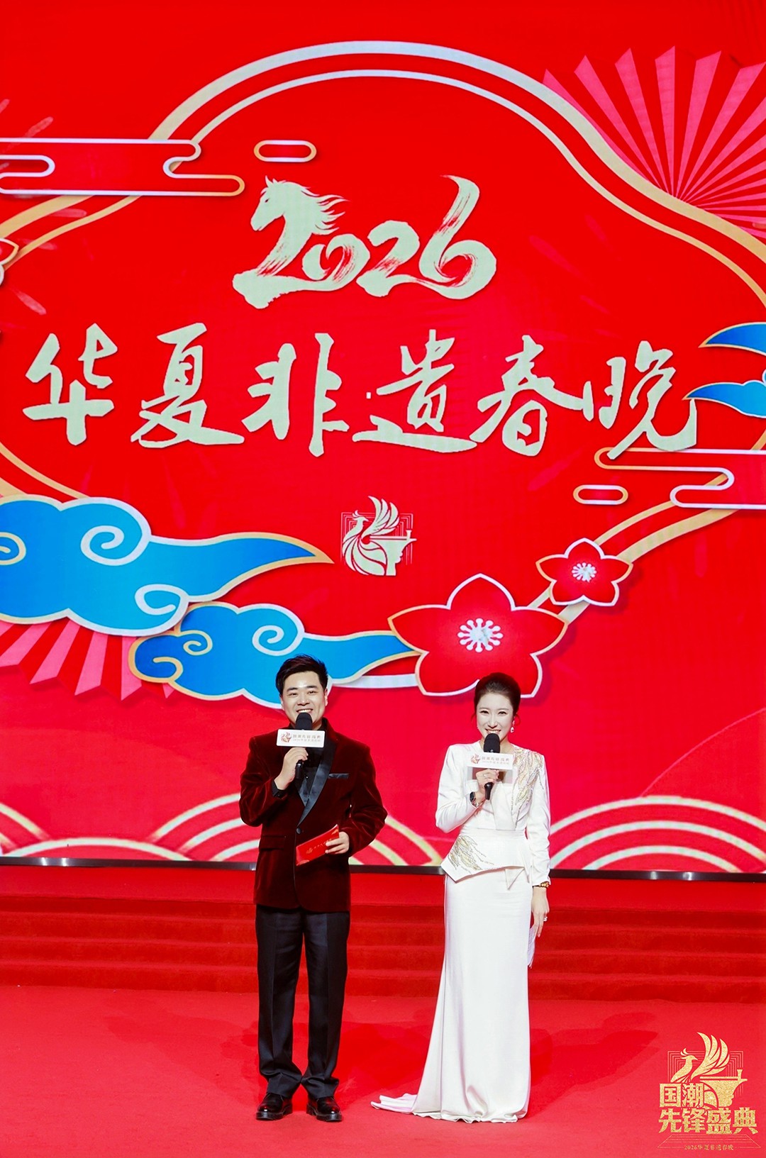 “贺氏剪纸”时装秀《裁云织梦》央视绽放