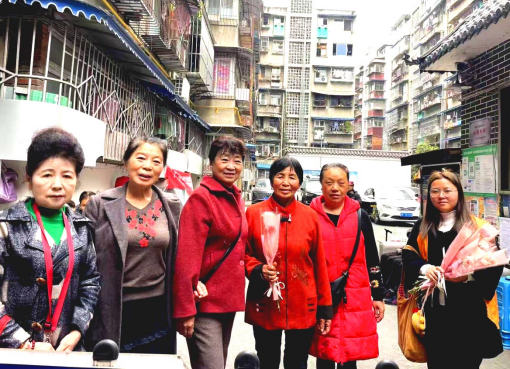 金鱼街社区关工委开展“巾帼绽芳华・春日送美好”妇女节活动
