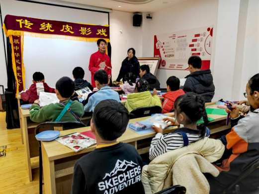 成都白果林社区”指尖跃动皮影韵 少年共承中华风”皮影活动