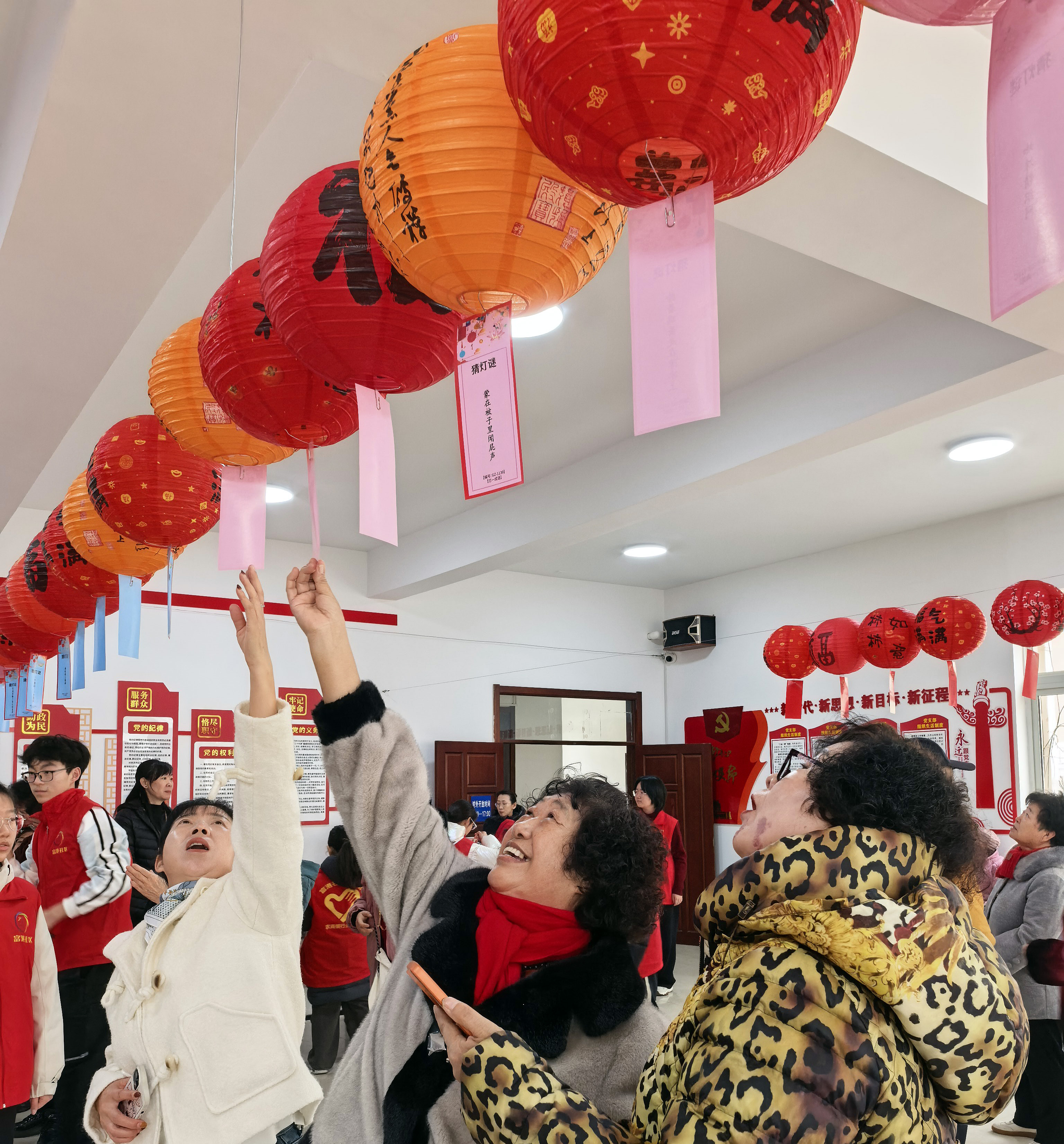 红灯缀巷闹元宵 邻里温情满富港