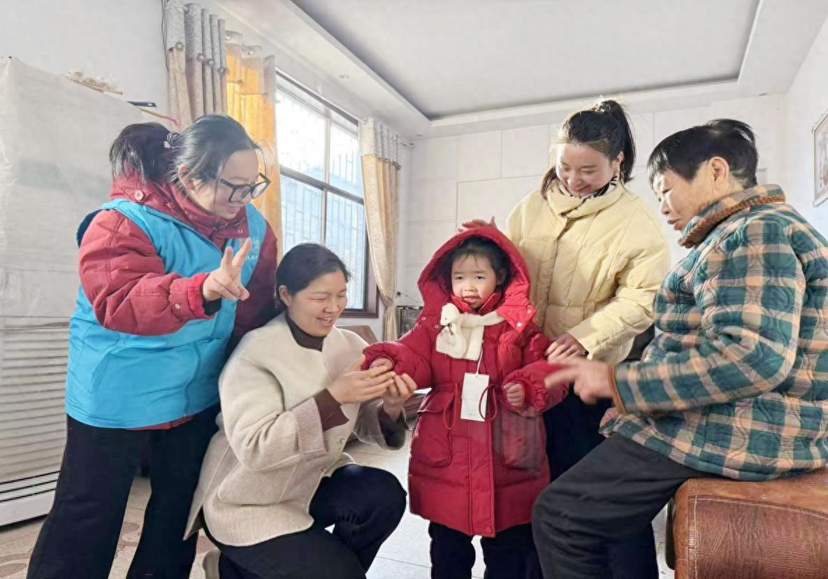 新年穿新衣 心意暖童心——漯河市民政局走访慰问困境儿童