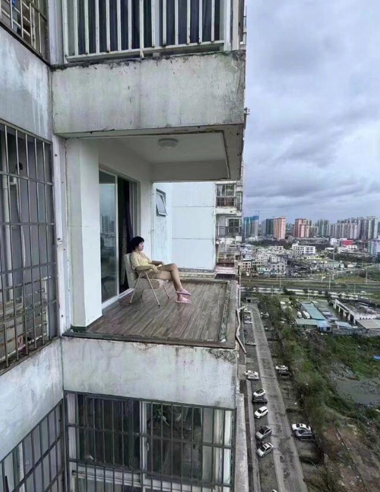 台风“摩羯”卷走阳台窗户女孩淡定照出圈，当事人：家在18楼，人没事就好