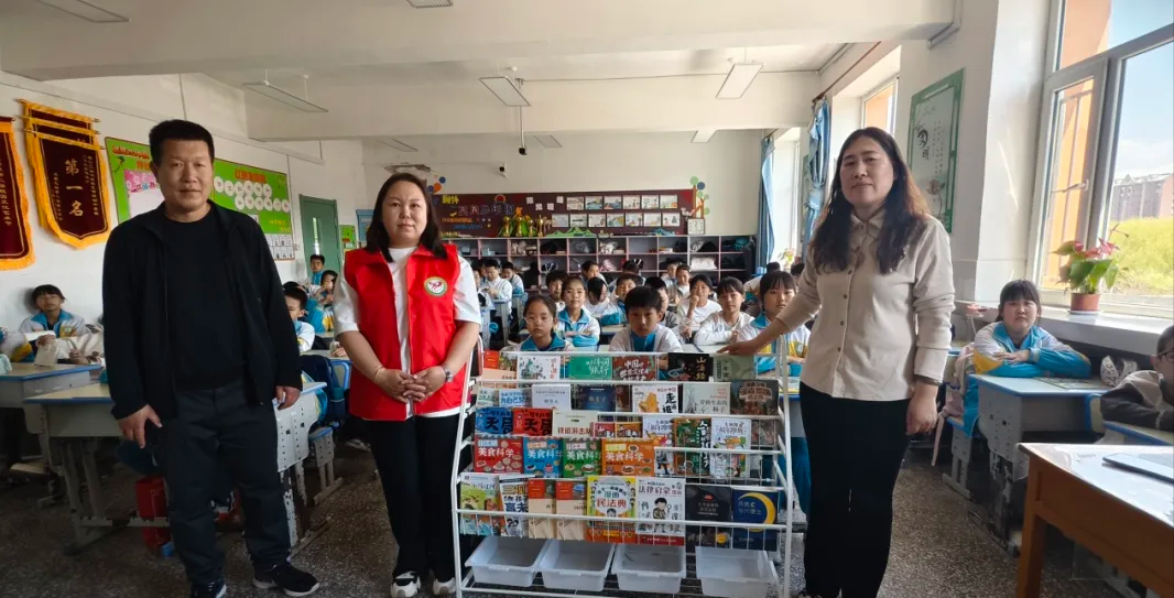 公主岭市青年先锋志愿者协会妇女联合会：书香润童心，巾帼暖校园