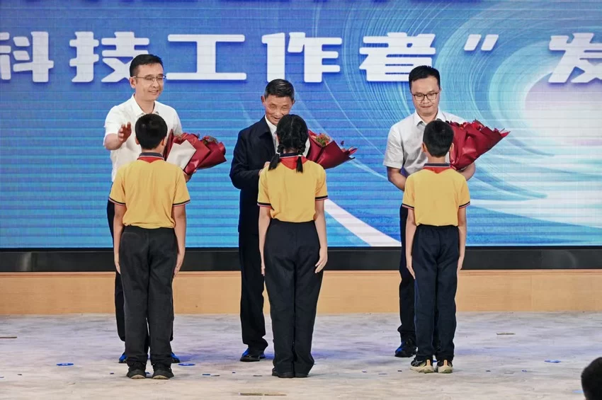 一等伤残军人张仲安：以持久战自学破局，从重型脑外伤后遗症到四川最美科技工作者(图3)