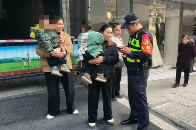 冬日里的暖心警事获群众连连称赞