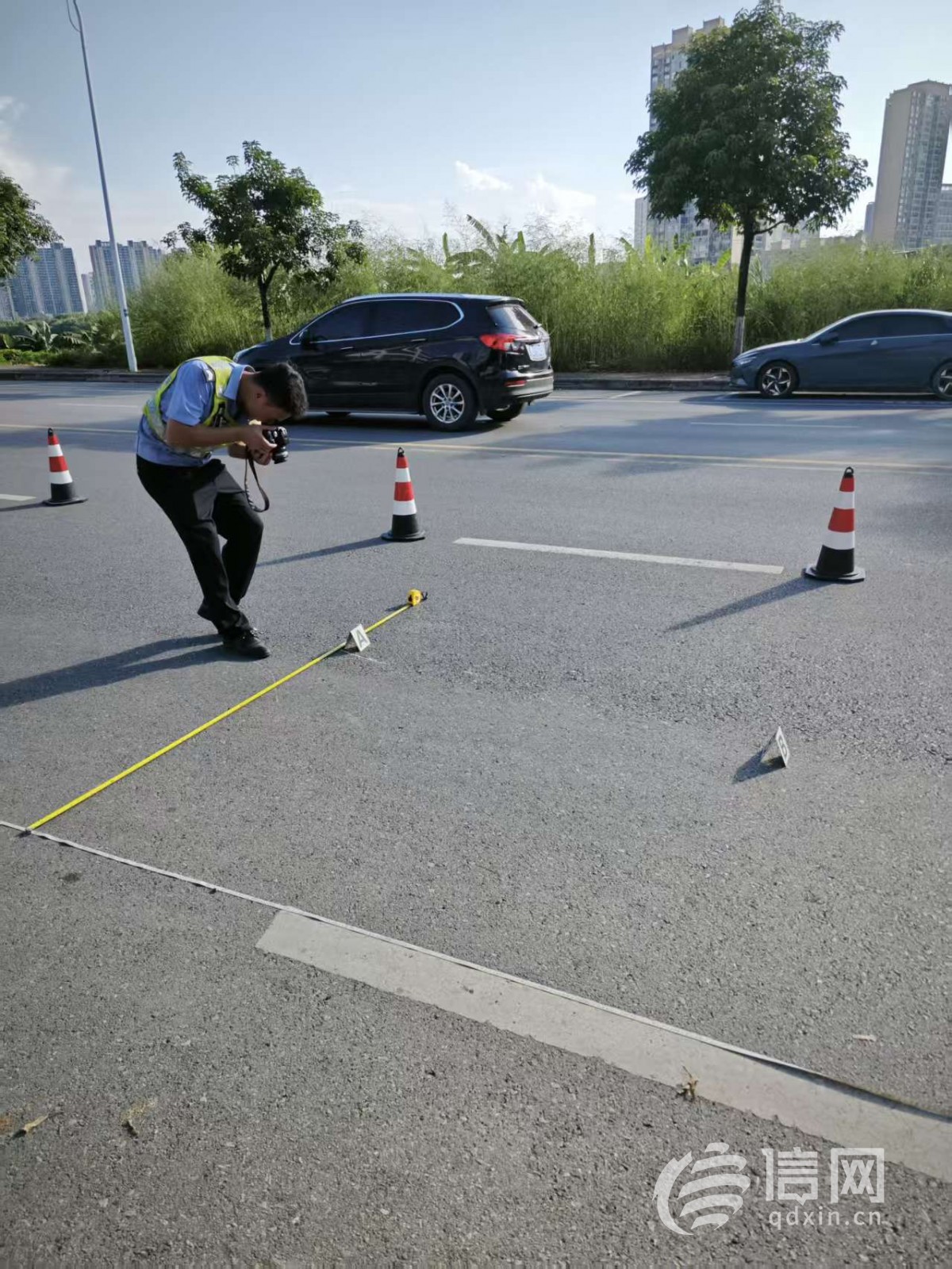 百色一男子避让法院警车摔骨折：警车未亮警灯跨双黄线、责任认定待查