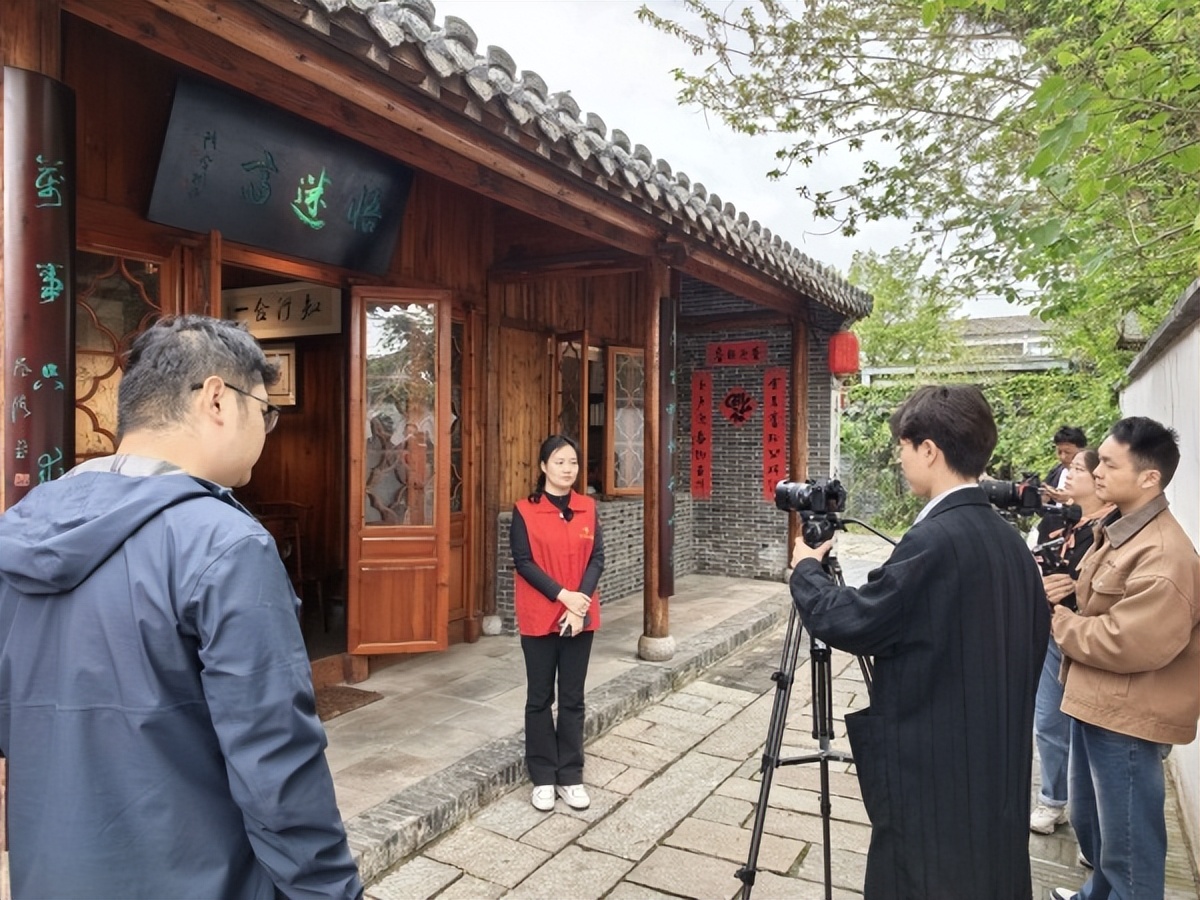 十余载公益守初心 翰墨传情暖通城 记中华志愿者协会理事朱佳男