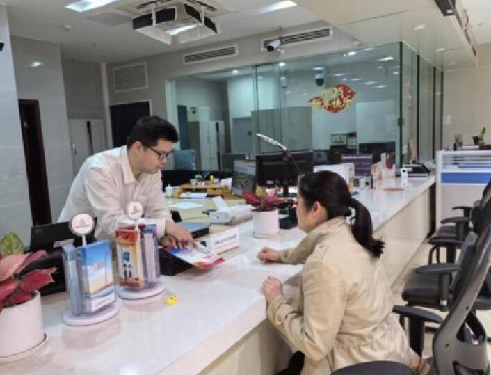 农发行南明区支行积极开展“民法典宣传月”活动