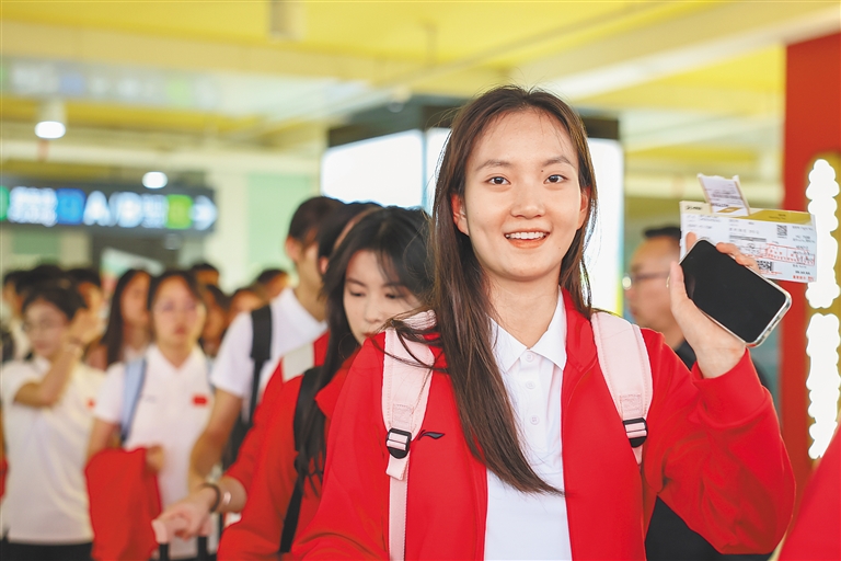 “三亚，我们来了！”运动会开幕在即，各省代表团、参会媒体陆续进驻
