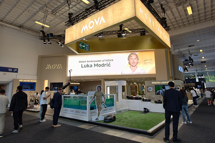 不只是有双臂扫地机+爬楼组件！IFA2025的MOVA展台，新奇产品有点多