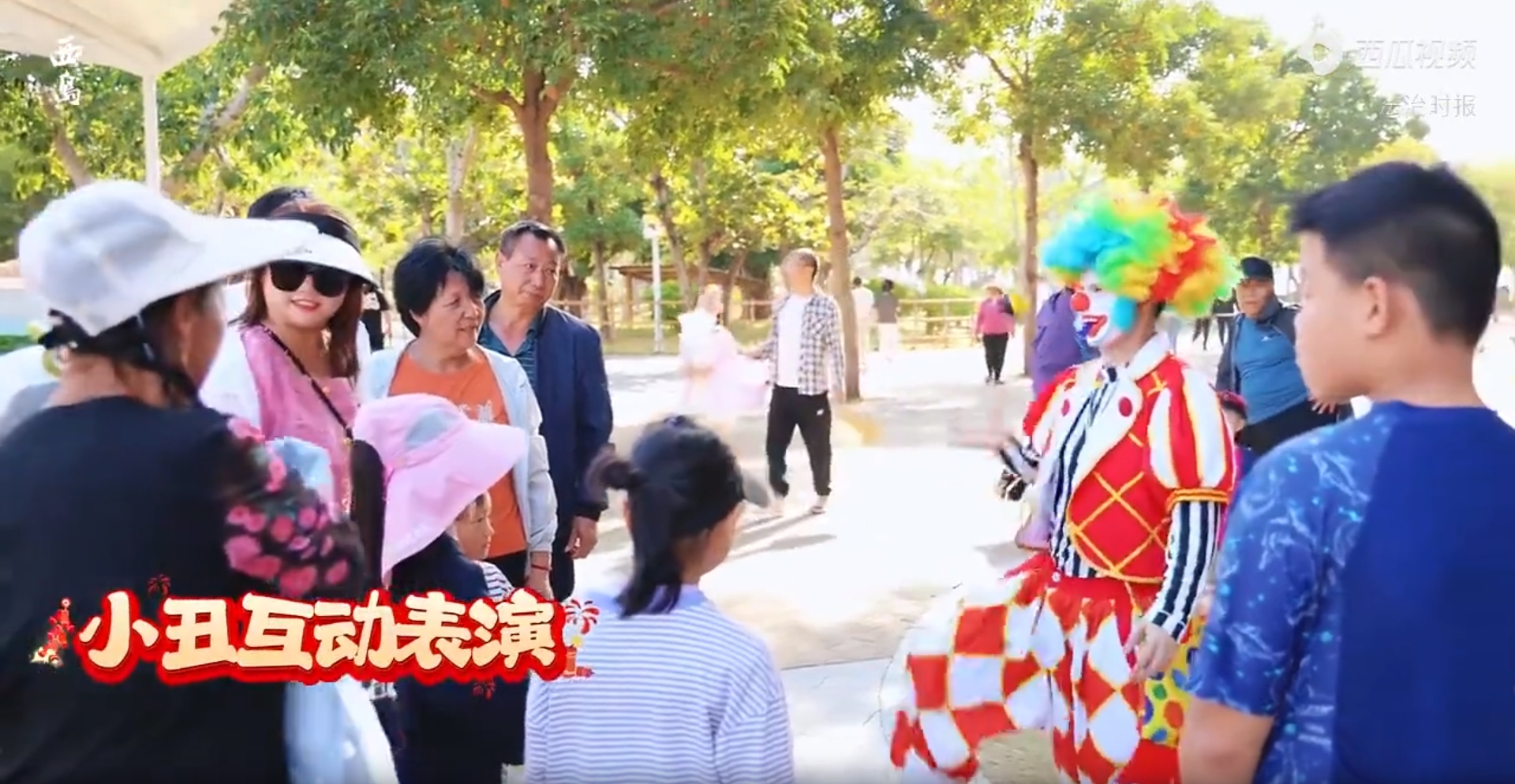 三亚西岛过年期间游人如织，景区全力服务保障游客有序游玩。
