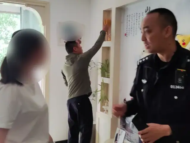 紧急！女子接个电话差点转走7万，民警火速上门拔卡关机！