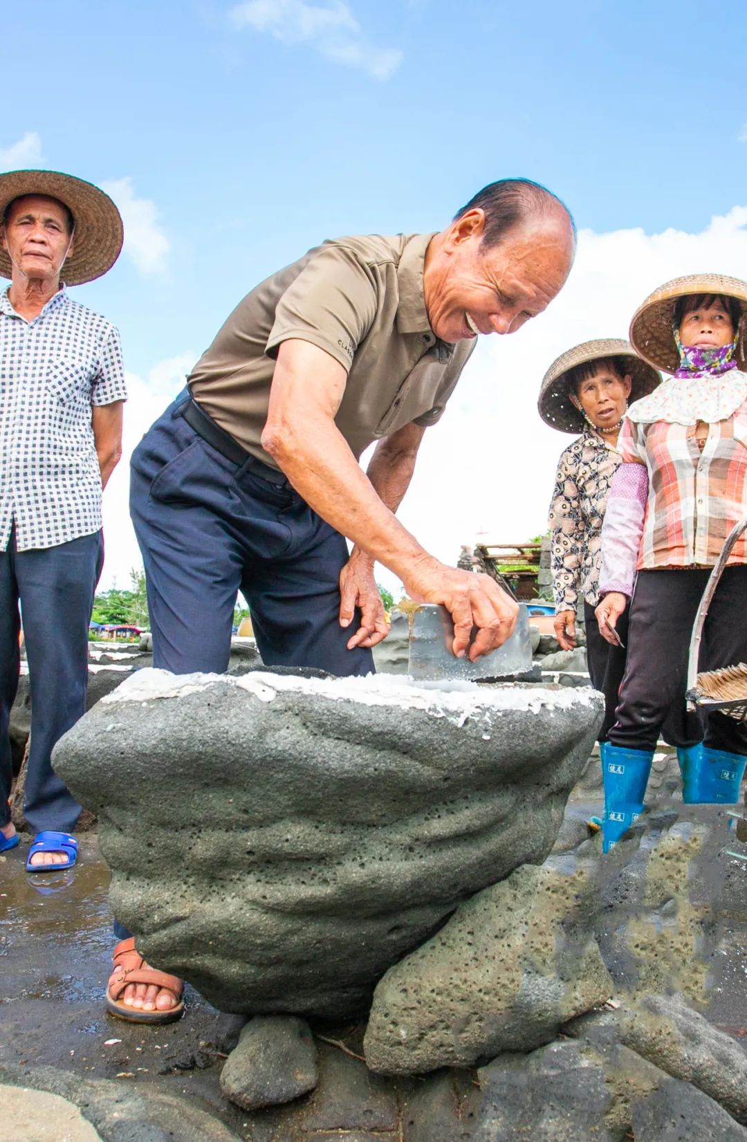 非遗传承！在洋浦千年古盐田体验海盐晒制技艺→