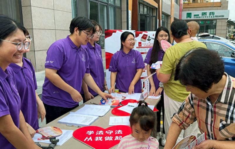 西安：大学生暑期“三下乡” 社区人携手同普法