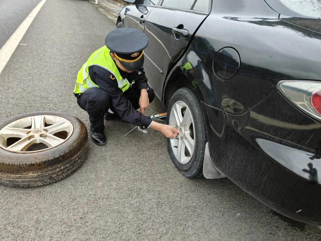 应急车道遇险情 执法帮助暖人心