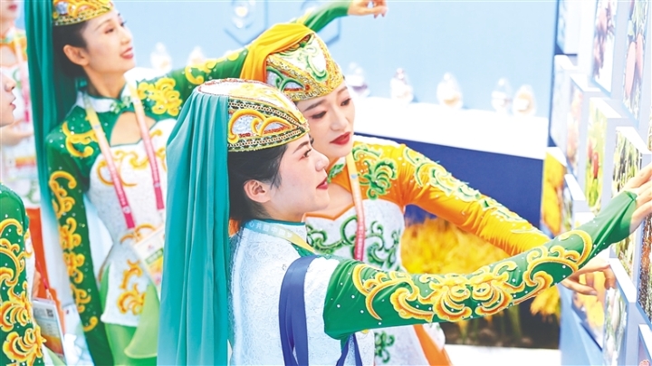 “在这里，看见蓬勃发展的多彩海南”