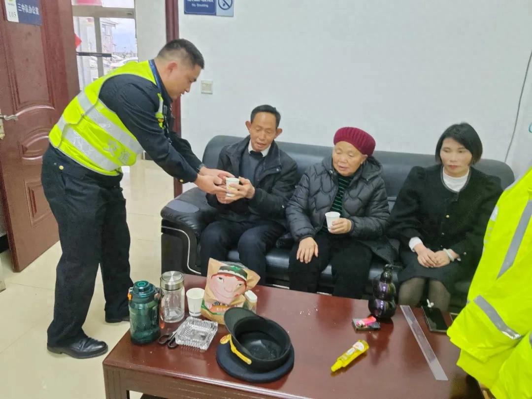 高速公路上 他们解锁了“多重身份”